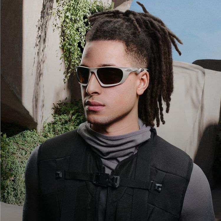 lateralis  A high-wrap style that defies nature and logic with its deep set lenses.