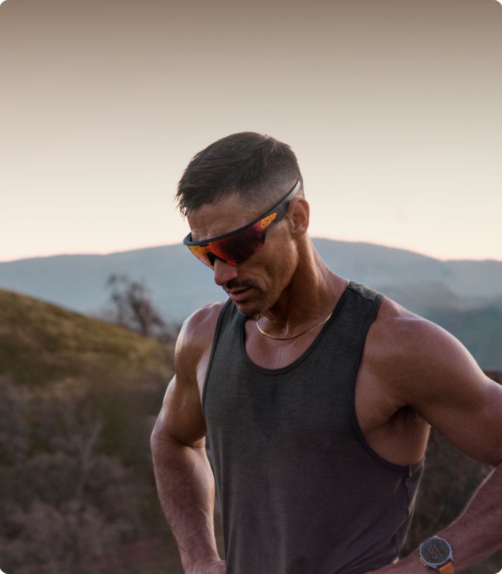 Homem usando óculos em montanha