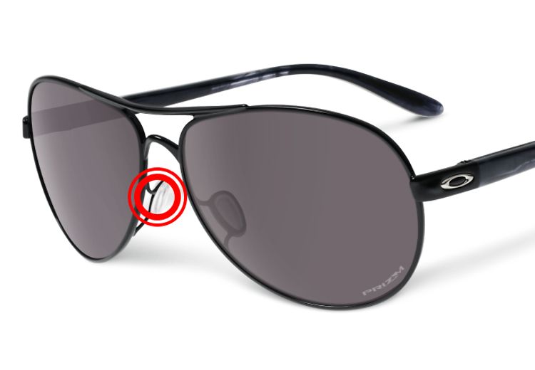 NO-SNAG NASENPADS Die Brille lässt sich ganz einfach von deinem Oberkopf in dein Gesicht bewegen.Unsere verstellbaren Nasenpads verhaken oder ziehen nicht an den Haaren.